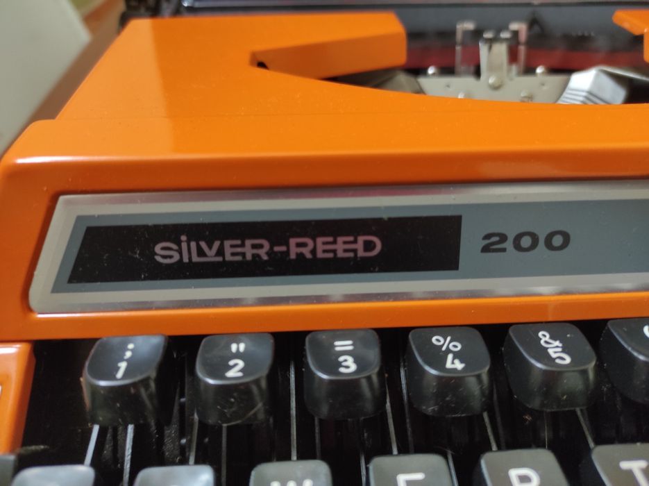 Пишеща машина Silver Reed 200