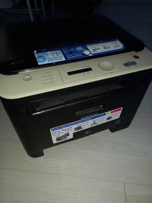 Vând imprimantă  touch screen print samsung clx 3185
