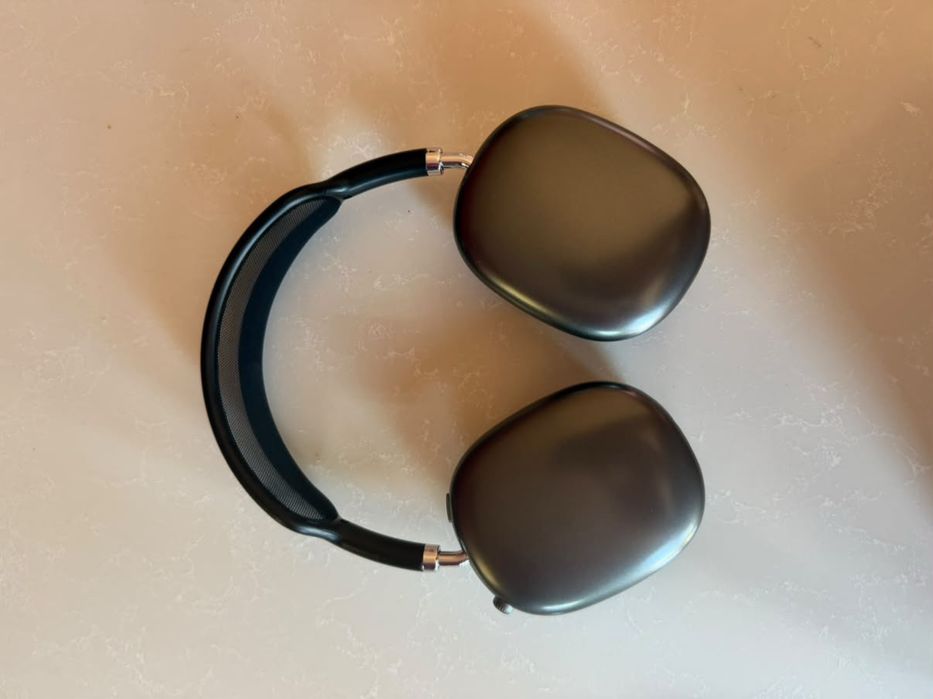 Apple AirPods-Black С компромис на цената.
