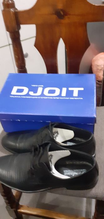 Продавам чисто нови спортно елегантни луксозни обувки 44 номер