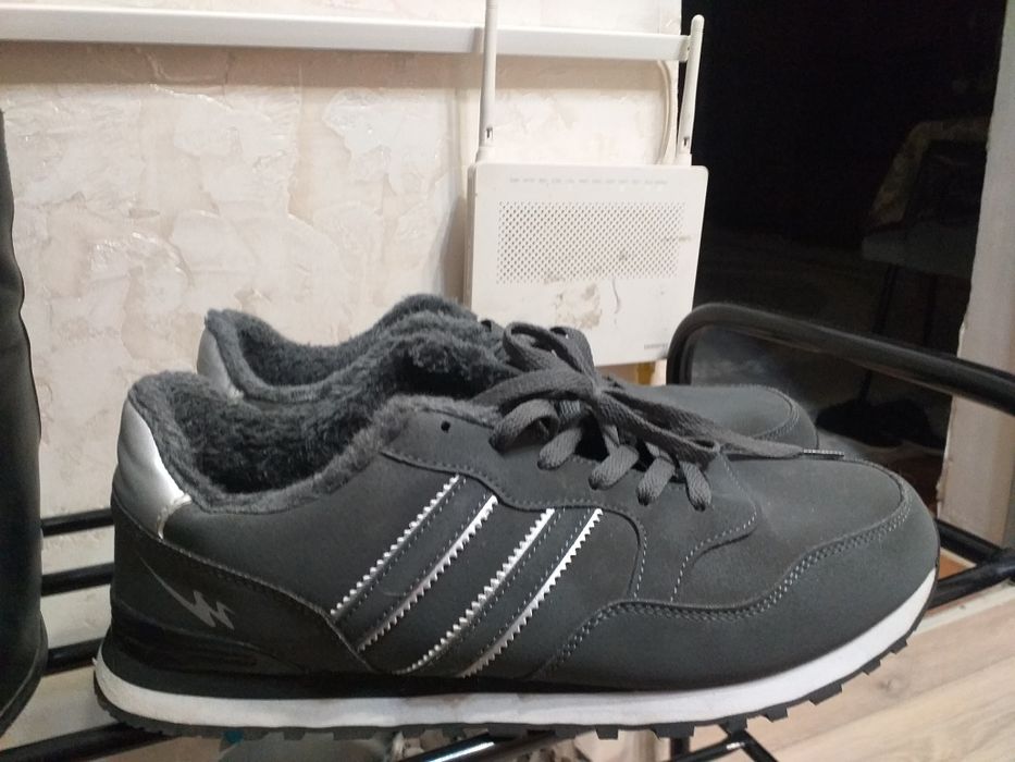 Продаются мужские кроссовки.