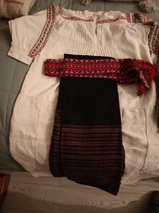 Vând cămeși țesute foarte vechi