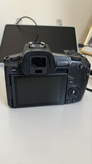 Фотоаппарат беззеркальный Canon R