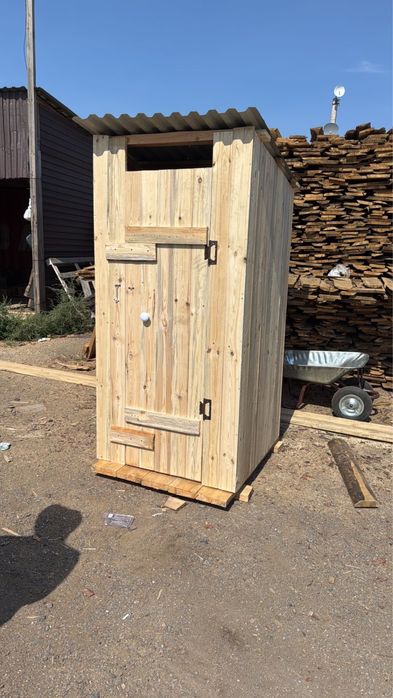 Уличный туалет деревянный и дачные