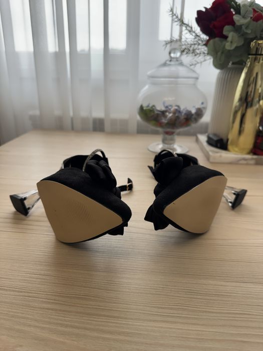 Pantofi noi, model deosebit marimea 40