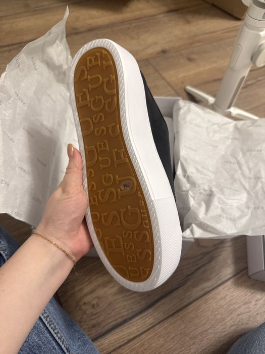 Продам кеды guess