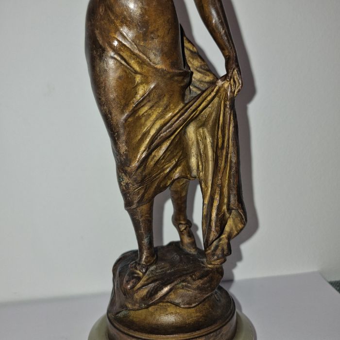Statuetă din bronz L Eventail semnată Auguste Moreau