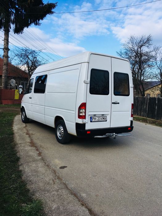 Mercedes utilitara cu remorca pentru cai