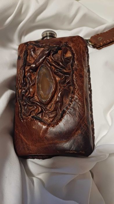 Манерка с кожен калъф