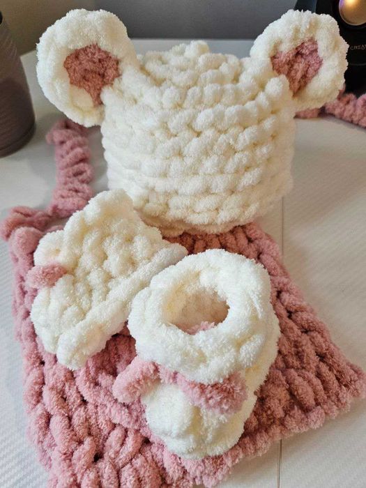 Set tricotat căciuliță cu urechi + botoșei, handmade
