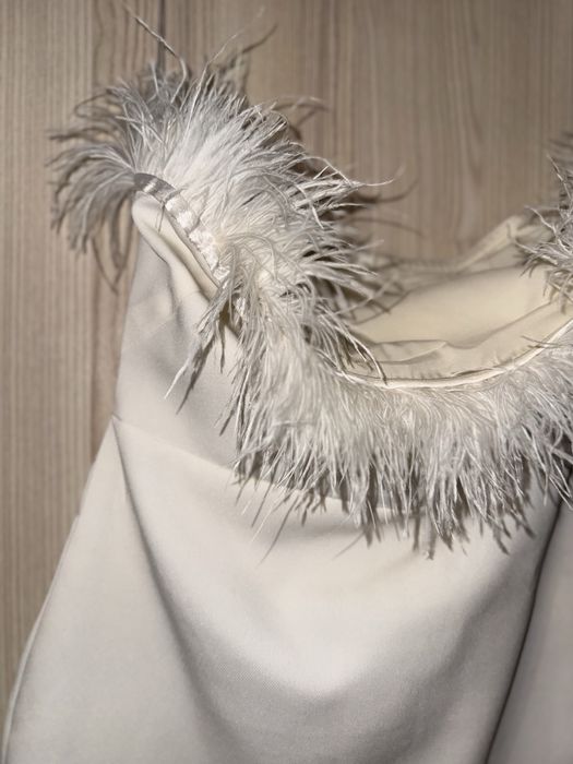 Бяла рокля с пера