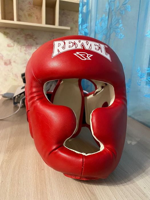 Шлем и боксёрские перчатки