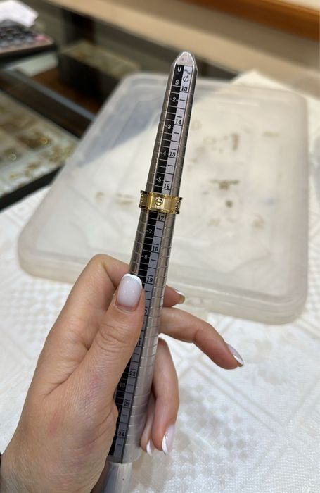 Золотое кольцо под картье