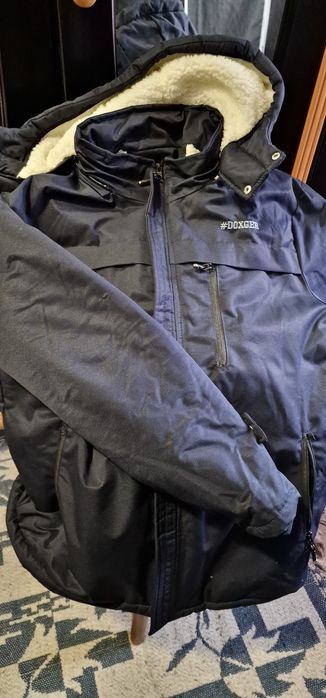 Geaca de iarna cu blanita la interior si gluga detasabila