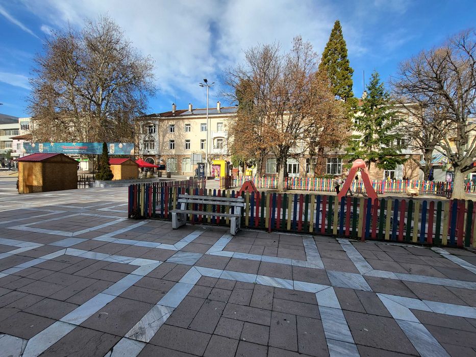 Продава търговски обект ,топ център на град Пещера