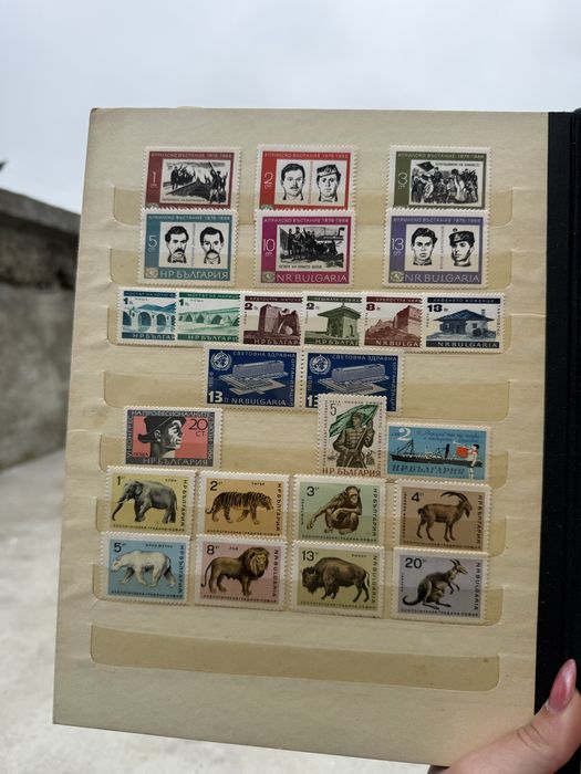 Голям класьор с различни пощенски марки