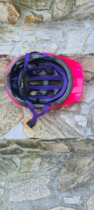 Детска каска за велосипед.