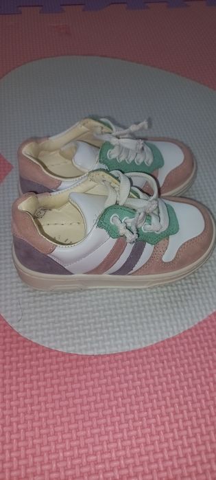 Adidasi marimea 21