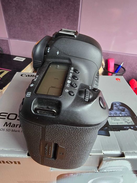 Canon 5D Mark IV 3000 cadre + 3 acumulatori + card CF
