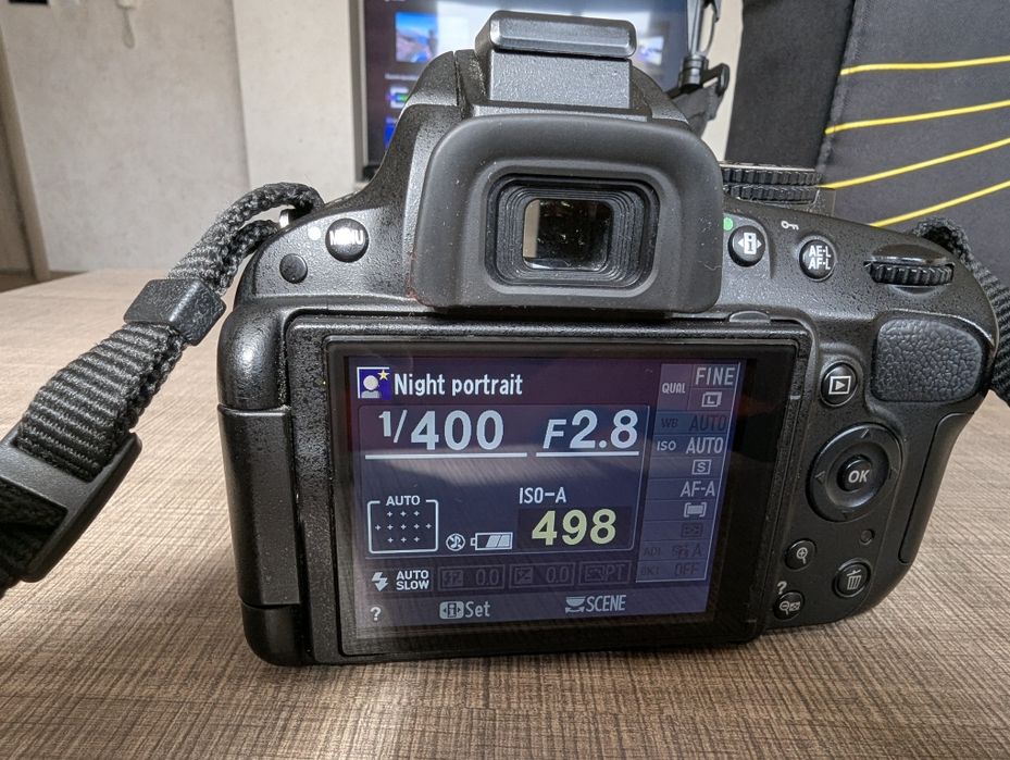 Nikon D5100 с Обектив Nikkor 35mm 1.8G DSLR Огледално рефлексен фотоап