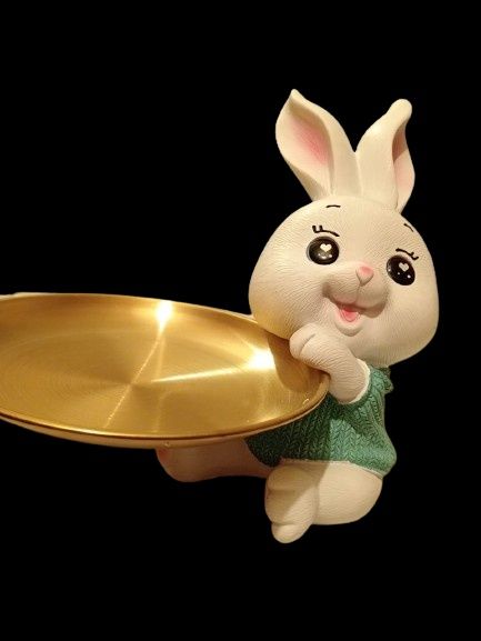 Милый кролик с подносом