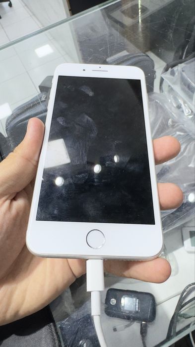 Iphone 8plus 64gb batareka ekran alishgan 600min naxt abmen yoq