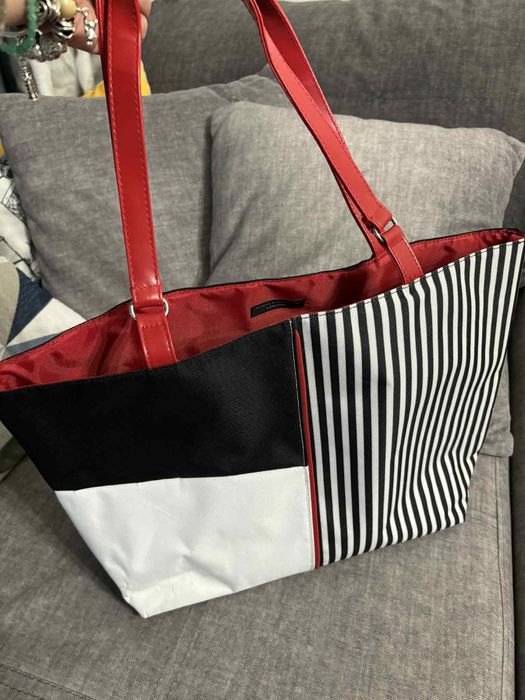 LANCÔME Чанта Lancome Красива черно-бяло-червена чанта.