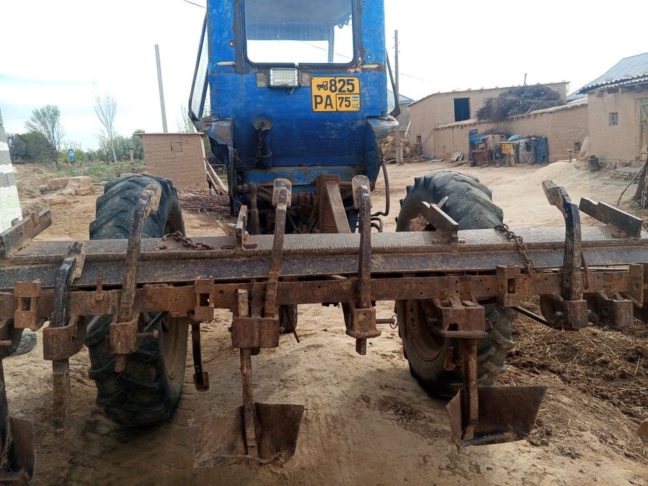 Т 28 трактор сотилади