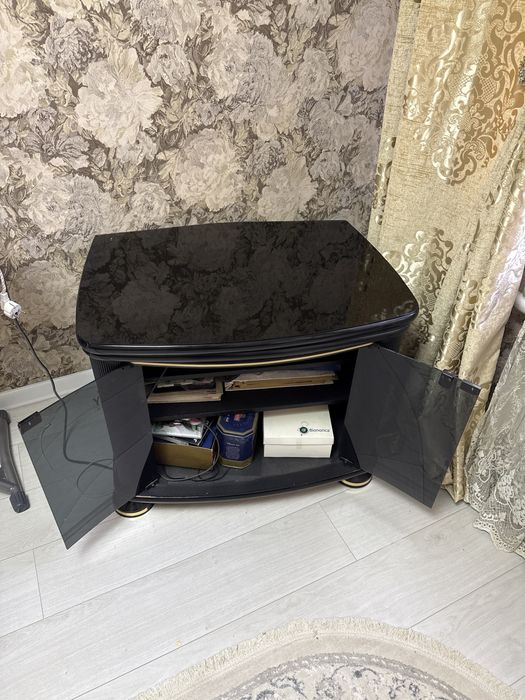 подставка под телевизор,внутри полки