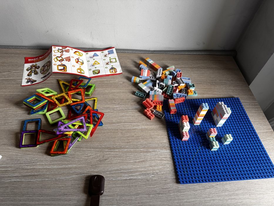Doua seturi de constructie - unul magnetic unul tip lego