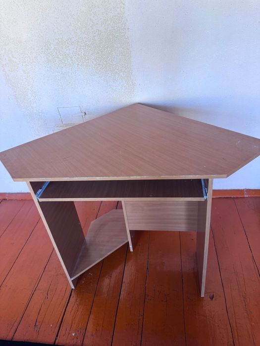 Продается компьютерный стол.