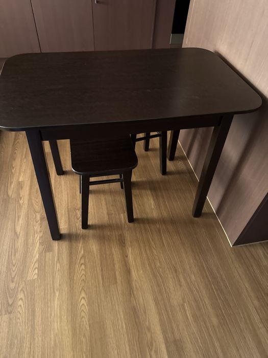 Прожам стол с 2 табуретками