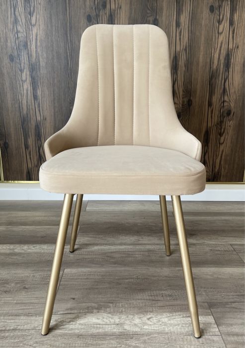 Продам стол 100 на 100 и два стула