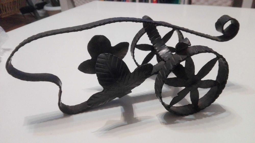 Свещници, поставка за вино- ковано желязо. Маслена картина, 54х 46 см.