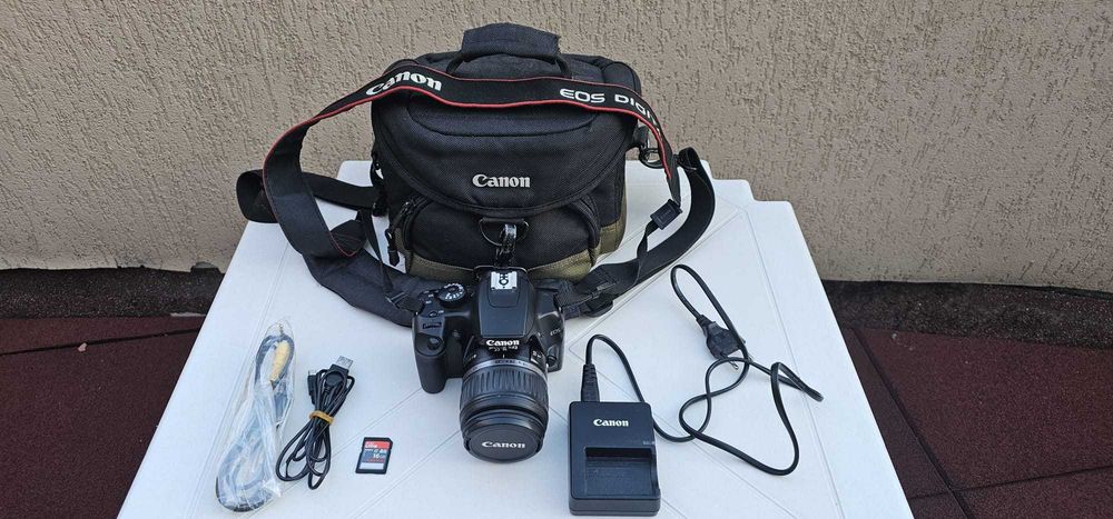 Kit Complet Aparat Foto DSLR Canon EOS 1000D + Obiectiv 18-55mm + Geantă + Card 16GB