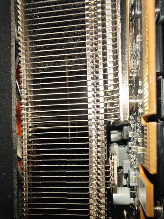 Продавам PowerColor 9070 XT Red Devil 16G-E/OC