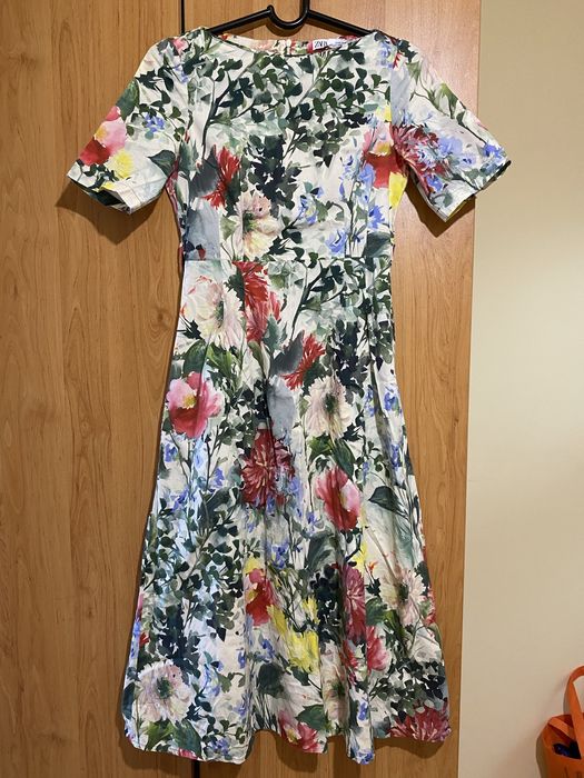 Zara рокля,на цветя или бяла