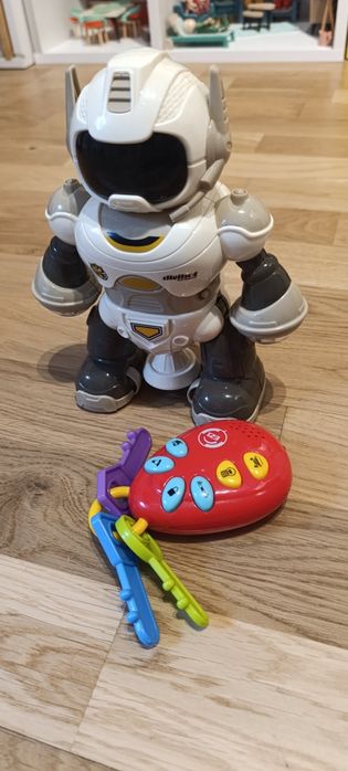 Robot și telecomanda cu sunete și lumini