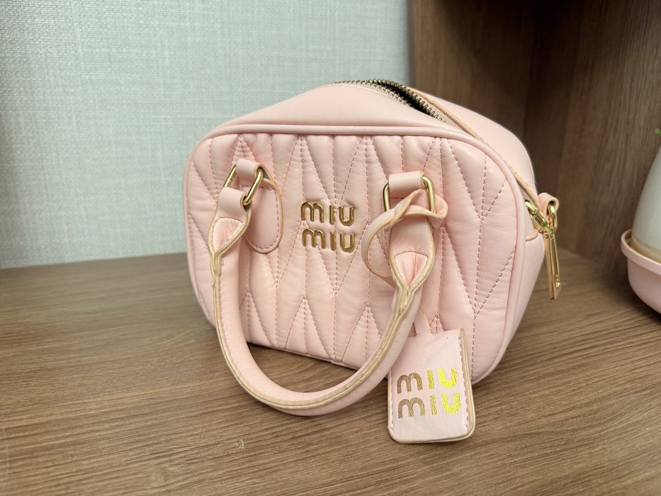 Розовая сумка Miu Miu