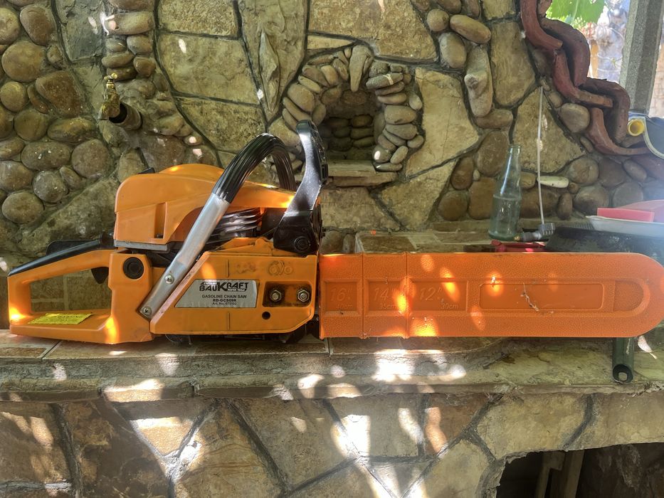 Бензинова  машинка за рязане  на дърва