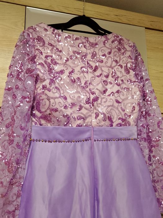 Продам вечерние платья. Разные 4 штуки.