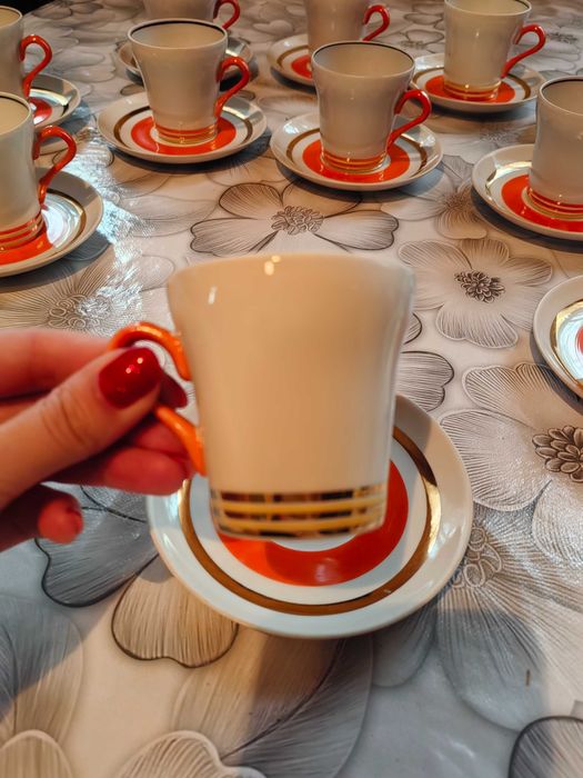 Кофейный чашечки с блюдцами