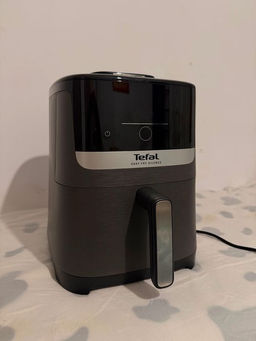 Tefal Easy Fry Silence model cu referința EY551HEO, care funcționează la o putere de 1400-1670W
