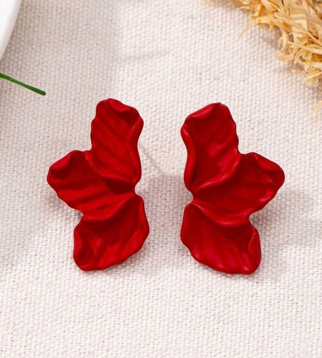 Зашеметяващ комплект рокля обувки обици и колие с роза