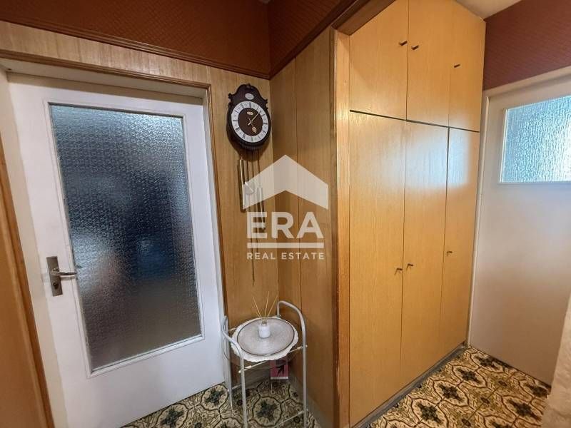 Просторен четиристаен апартамент в санирана жилищна сграда, ж.к. Родинa