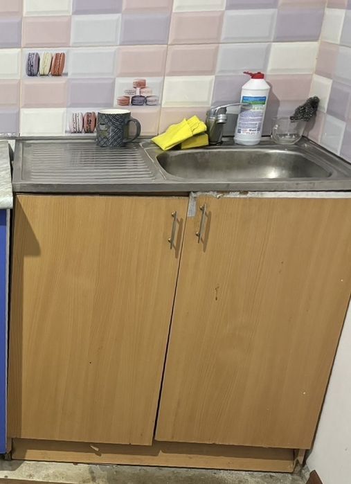 Кухонная тумба с мойкой и смесителем