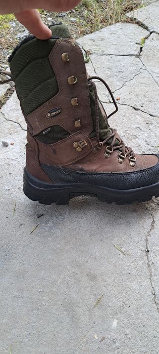 Продавам ловни обувки чирука