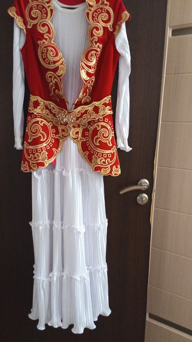 Платья белый . материал плессировка