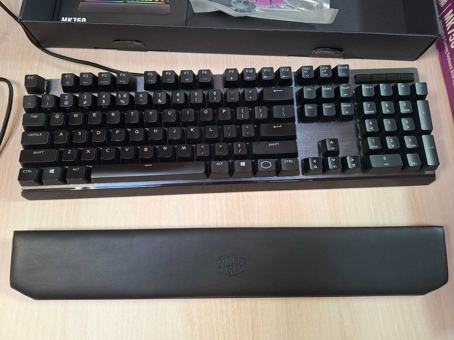 Нова геймърска клавиатура - Coolermaster MK750 RGB Cherry MX Brown Tactile Mechanical Keyboard