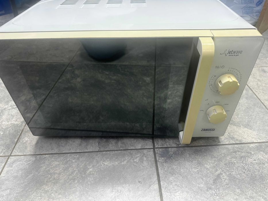 Микровълнова с грил Zanussi ZM21M4 700W 21l